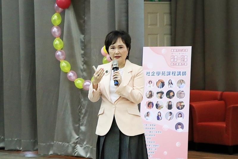 大合照。婦女節講座，金鐘主播沈春華分享人生轉型歷程，發揮人生下半場的影響力為幸福「嘉」分。