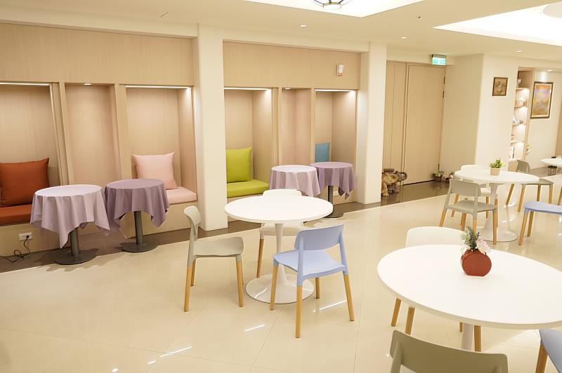 新北市婦女服務中心煥新亮相，淺木質調與柔和燈光，營造安心放鬆的交流場域。