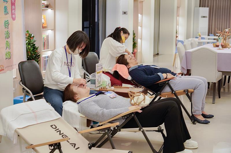 社團法人這裡共好協會在新北市社會局補助下，陪伴不利處境婦女學習第二專長，透過「舒活角絡－牛角鬆筋」體驗課程拓展就業能力。