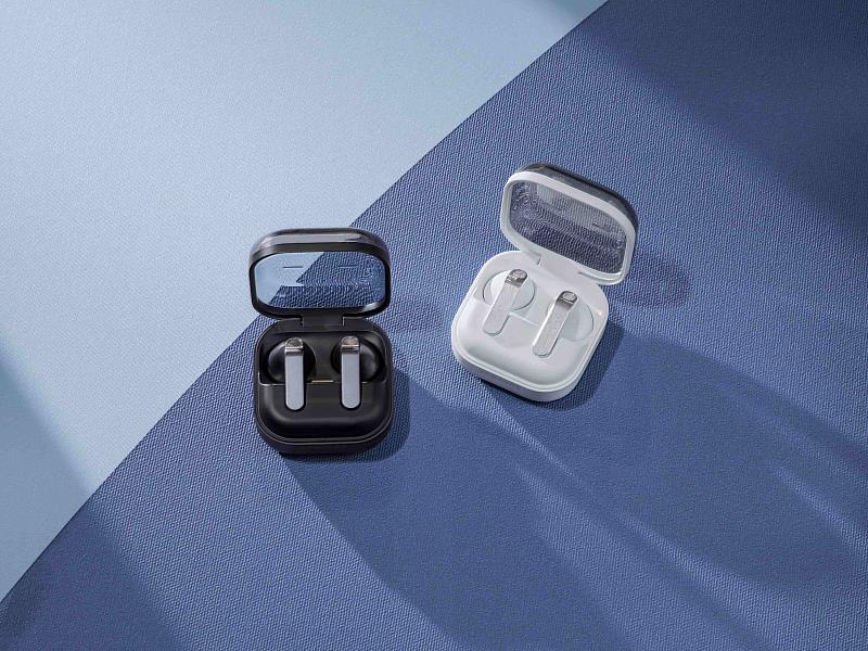 Samsung Galaxy Buds4系列採用金屬機身與直覺式充電盒設計,新一代加寬低音單體提升低頻表現,Pro版本更強化主動式降噪效能,結合最佳化等化器與超寬頻通話技術。至台灣大哥大購買Galaxy S26旗艦系列即可享9折加購優惠,再贈市價1,490元的原廠20W快充行動電源。
