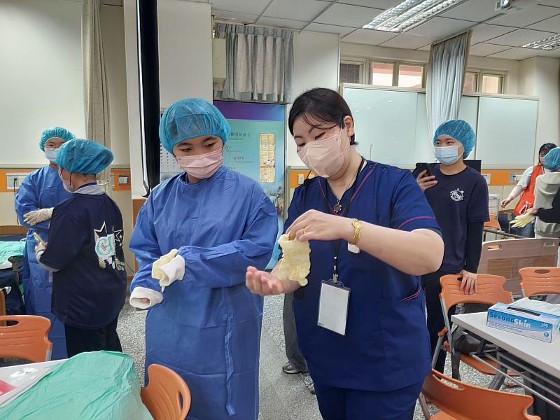 高中生參與手術實境秀，親身操作穿戴手術衣帽體驗。