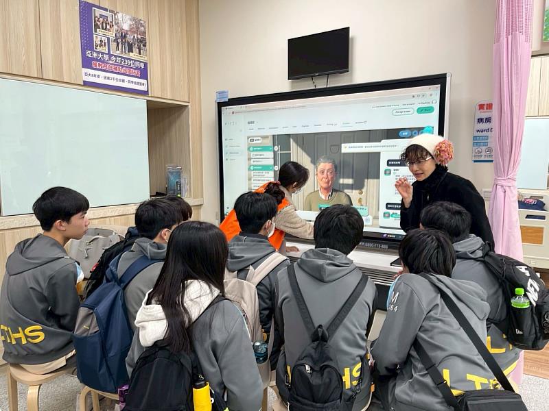 高中生透過生成式AI x 元宇宙教案，與虛擬爺奶進行智慧溝通體驗。