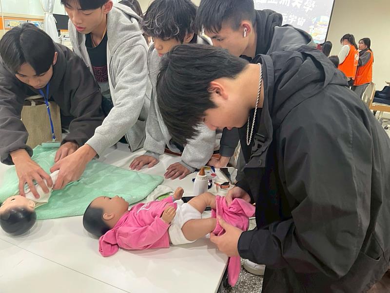 高中生與智慧嬰兒互動,親身體驗新生兒換尿布技巧。