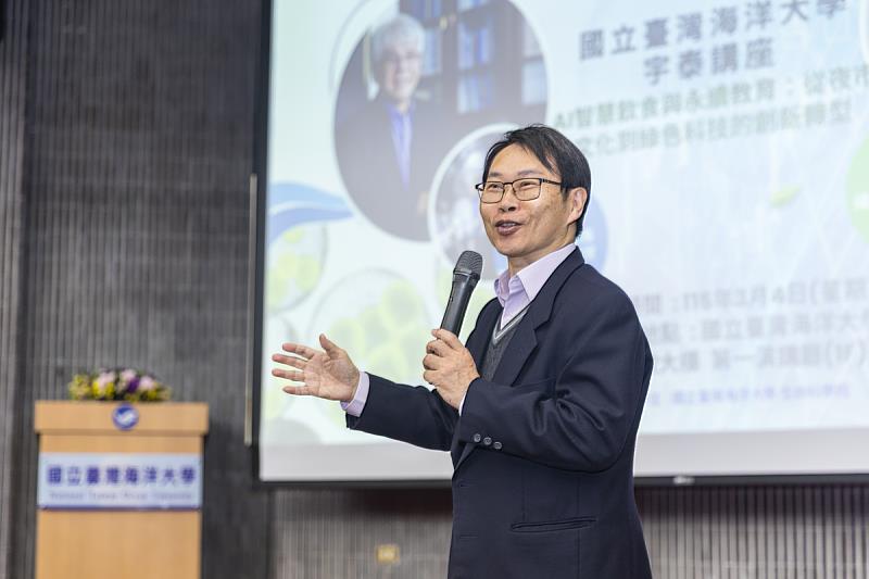李明安副校長期望學生聽講後能獲得許多啟發與收益。