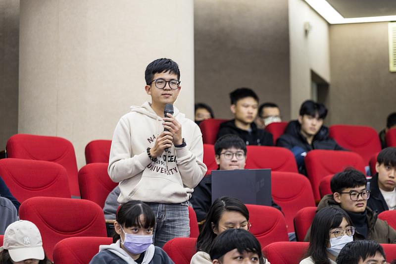 李鐘培董事長跨領域的非凡成就讓海大學生深感敬佩。