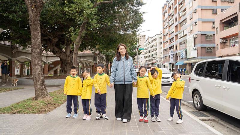 竹市舊社國小通學步道完工啟用，高虹安市長與學童一起環校視察。