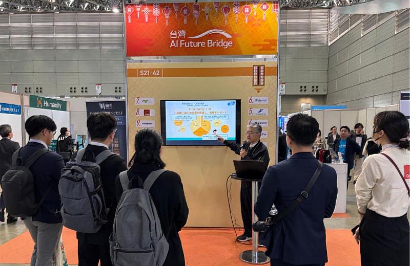 iGSS社長於展覽中進行產品介紹，分享叡揚雲端產品於日本企業的應用。