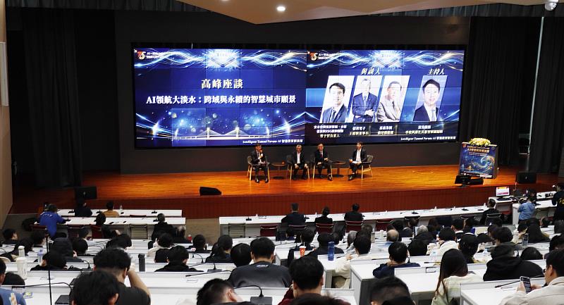 高峰座談，右起：主持人《遠見》雜誌副社長暨智庫總編輯李建興、與談人嘉惠集團總裁喬培偉、信邦電子董事長王紹新，以及EY安永台灣氣候變遷、永續發展與ESG諮詢服務負責人暨審計服務部執業會計師曾于哲。（圖／淡江大學提供）