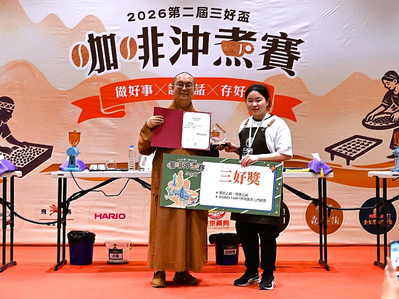 李婕瑀(右)在咖啡展演中結合中山醫大「正心樓」命名蘊含,融入「做好事、說好話、存好心」三好理念,獲得三好獎。