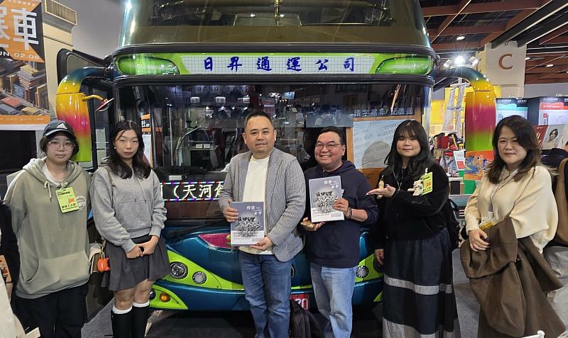 元智大學通識教學部陳巍仁老師(右3)帶領學生,實際參與展區規劃與執行,讓學生在出版場域中累積實務經驗,落實「做中學」的教學理念。