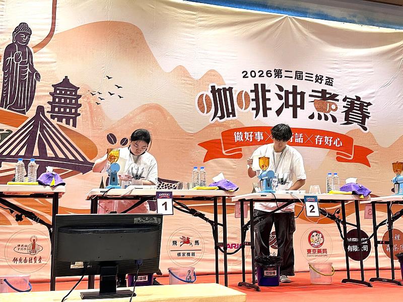 中山醫大健產系學生李婕瑀（左）從沖煮參數校正、風味穩定度調整到展演內容反覆演練，最終在比賽中獲得佳績。