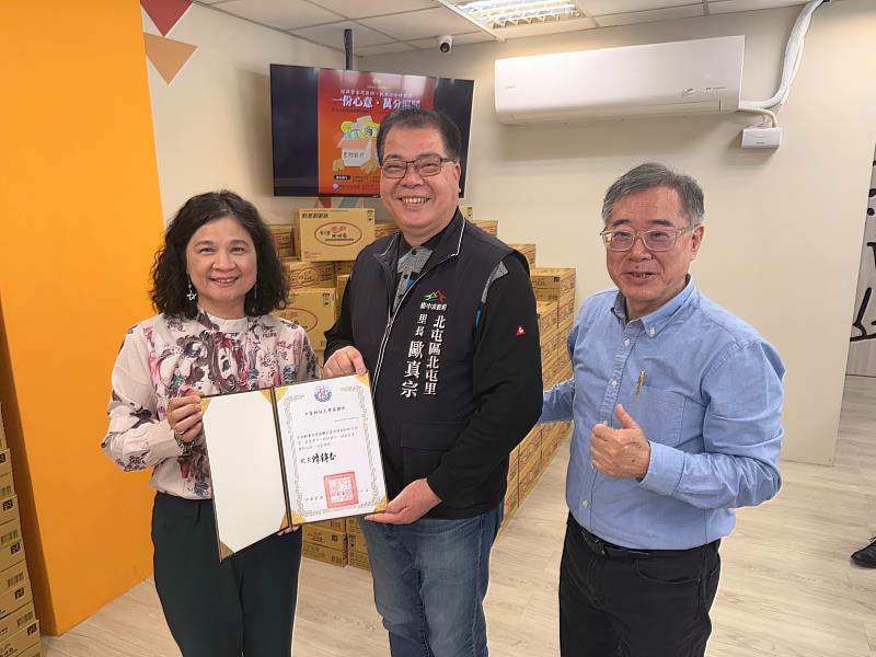 中臺科大校長陳錦杏（左1）致贈感謝狀給北屯里歐真宗里長（左2）。