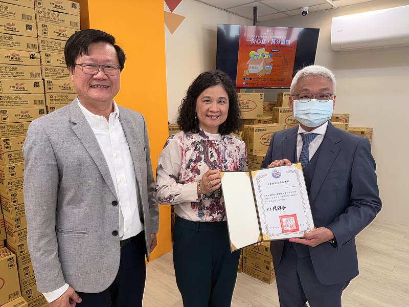 中臺科大校長陳錦杏（左2）致贈感謝狀給校友總會朱光華會長（右1）。