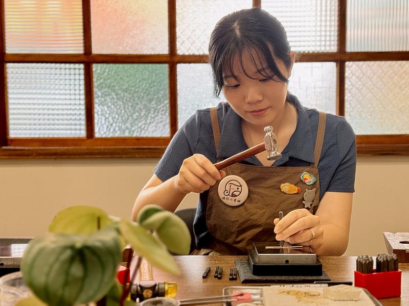 由老闆娘親自教學，零基礎也能完成專屬金工作品，適合情侶、親子與喜愛生活美學的旅人。