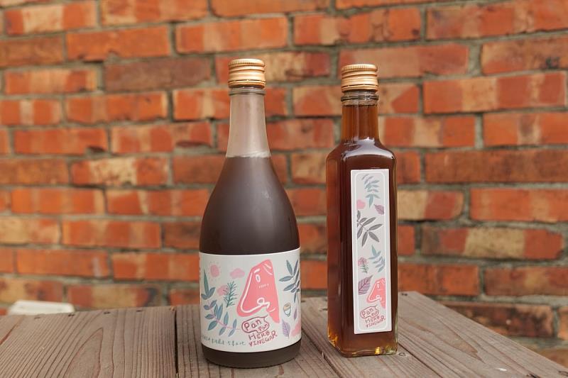 雲起食的「乓乓香草醋」採用庇護農場無農藥香草植物，並以古法釀造2年基底醋，他們的糙米選自有機農場，香草醋入口微酸、微甜，還有迷人的香氣。