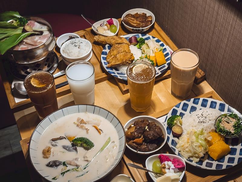 「小燈步道」以家常好料為核心，份量實在，主打高CP值定食套餐。