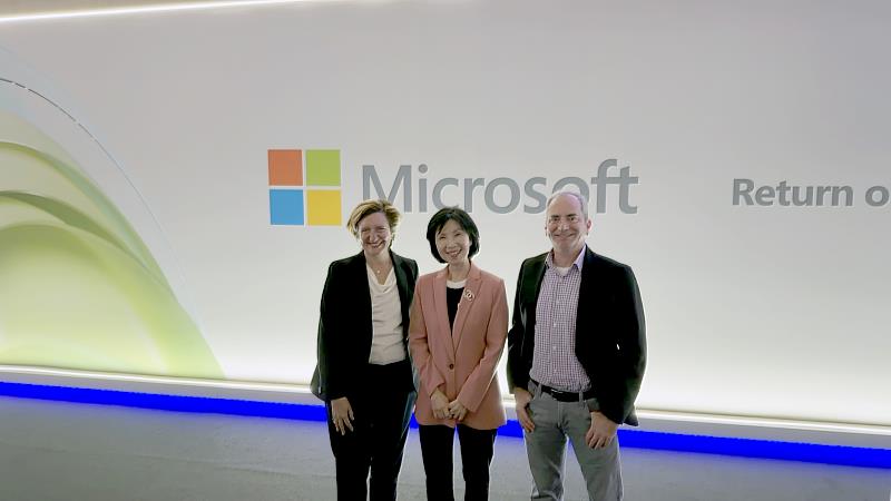 三、遠傳總座井琪（中）於MWC 2026會場合影，左為微軟電信、媒體與遊戲事業副總裁Silvia Candiani，右為微軟電信與媒體事業技術長Rick Lievano。