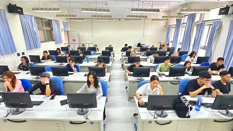 國立暨南國際大學電腦教室擁有完善資訊設備，供學生運用AI進行高效的資料整理。