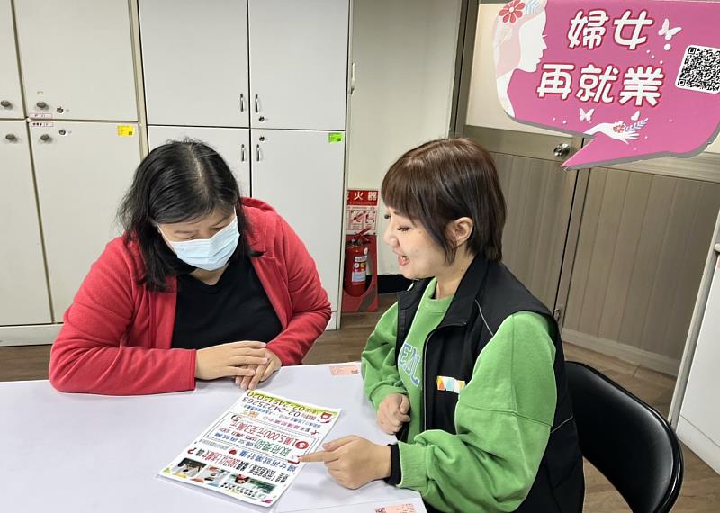 北分署就業中心同仁為民眾說明婦女再就業計畫內容。