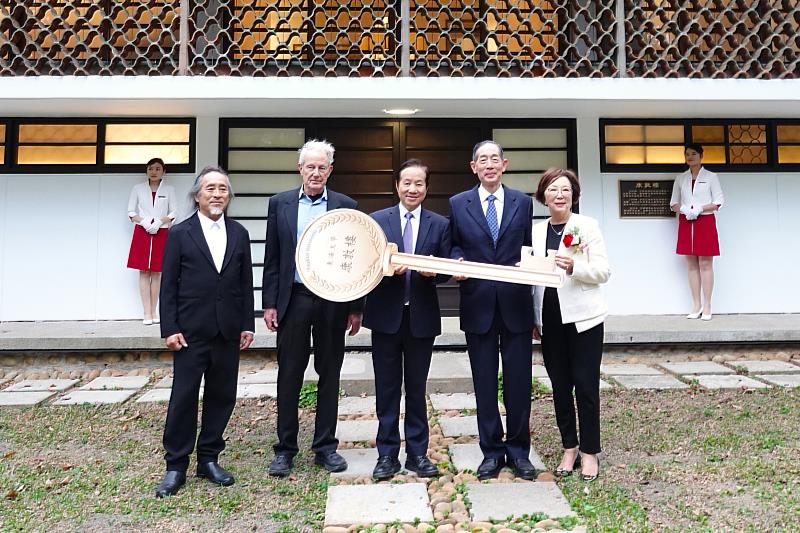 東海大學經典建築「康敦樓」(Congdon House)整修完成,由吳清邁董事長(右2)將康敦樓的鑰匙,鄭重交到張國恩校長(右3)手中,象徵將歷經精心修復的康敦樓交給東海大學。