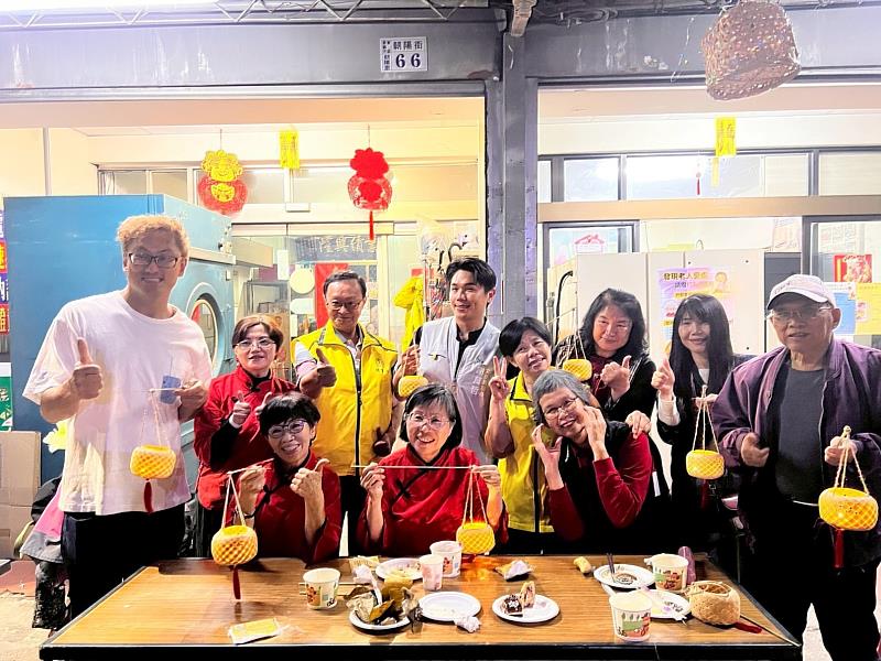 神農社區元宵節竹編燈籠亮燈。
