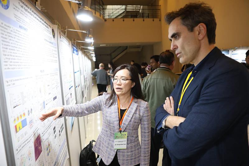 會場同步展出25篇涵蓋單細胞多體學、CAR-T實體腫瘤治療、登革熱時空分析等前沿領域的學術海報。