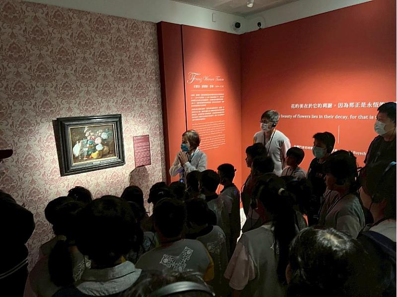 學生們專注聆聽導覽解說,認識花繪藝術發展與創作背景。