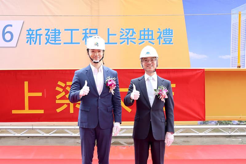 南山信義A26新建大樓上梁祈福典禮圓滿落幕。南山人壽董事長尹崇堯(右)、臺北市長蔣萬安(左)。