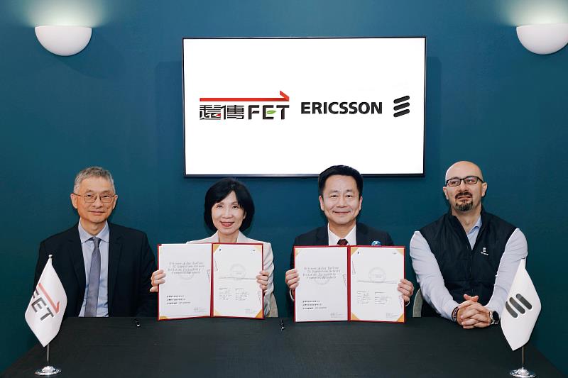 二、遠傳與愛立信宣布簽訂為期三年的「5G-Advanced加速合作協議」，由遠傳總經理井琪(左2)與台灣愛立信總經理周大企(右2)共同完成簽署，並由愛立信東北亞區總裁兼資深副總裁藍尚立(右1)與遠傳技術長郭峻杰(左1)共同見證。