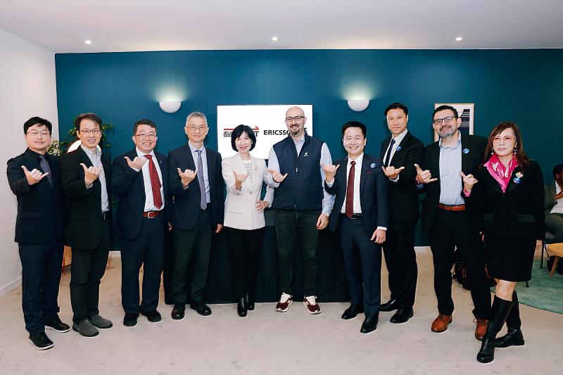 三、遠傳與愛立信於MWC期間簽訂5G-Advanced協議,加速合作邁向AI原生網路與6G發展。遠傳總經理井琪(左5)、遠傳技術長郭峻杰(左4)、愛立信東北亞區總裁兼資深副總裁藍尚立(右5)、台灣愛立信總經理周大企(右4)與雙方團隊合影。