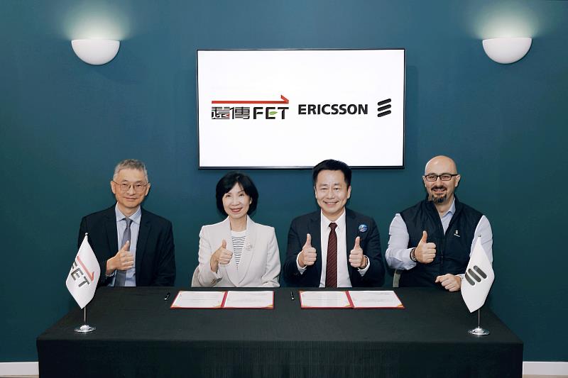 一、遠傳與愛立信宣布簽訂為期三年的「5G-Advanced加速合作協議」,由遠傳總經理井琪(左2)與台灣愛立信總經理周大企(右2)共同完成簽署,並由愛立信東北亞區總裁兼資深副總裁藍尚立(右1)與遠傳技術長郭峻杰(左1)共同見證。