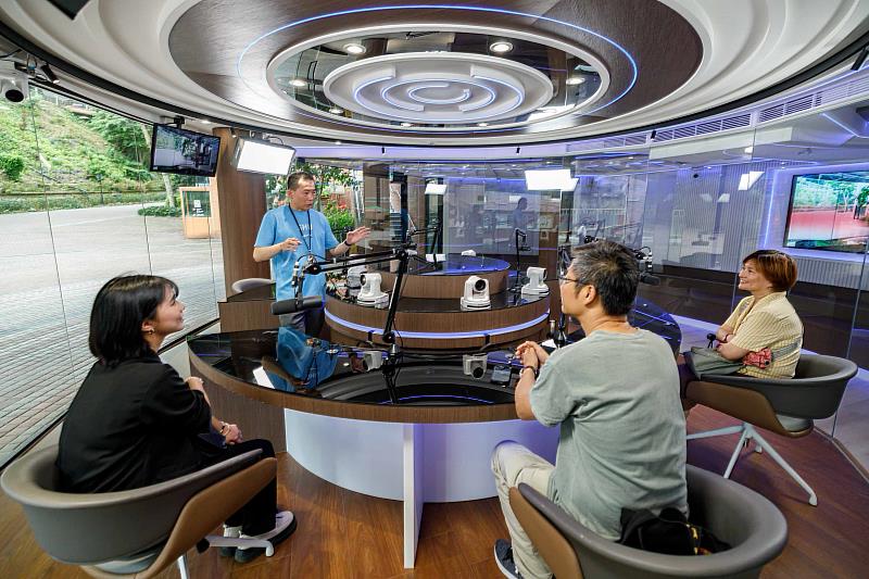 世新圓桌影音播客直播間為各系所提供影音內容創作與媒體實務課程。（世新大學提供）