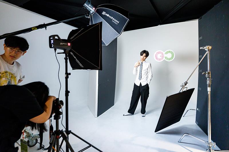 世新圖傳系數位攝影棚助力學子在設計與傳播領域創新突破。（世新大學提供）