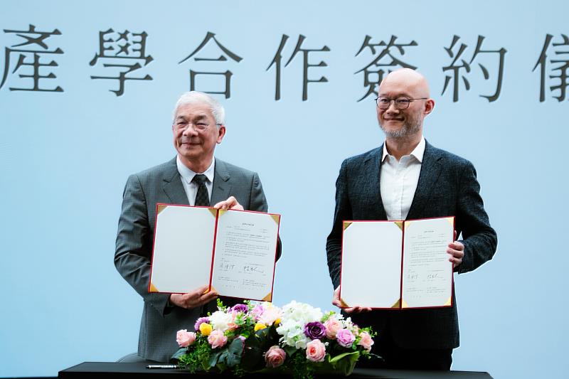 世新大學校長陳清河（左）與LINE TV董事長陳立人（右）代表簽署MOU，預告將有更多世新師生共創直式劇陸續上線（好咖文創、世新大學提供）