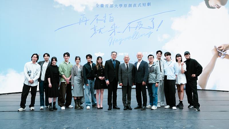 世新大學校長陳清河（右7）、副校長賴正能（右8）與LINE TV董事長陳立人（右6）、營運長黃國瑜（右5）共同出席記者會及MOU簽署儀式（好咖文創、世新大學提供）