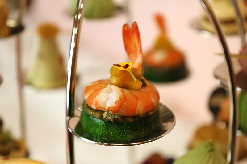 圖三「酪梨鮮蝦薑芒塔」則是用了唐寧鉑金系列的薑芒綠茶狂想曲茶款，結合海鮮鮮甜與果香明亮感，呈現輕盈細膩的味覺對比。(圖/六福旅遊集團提供)