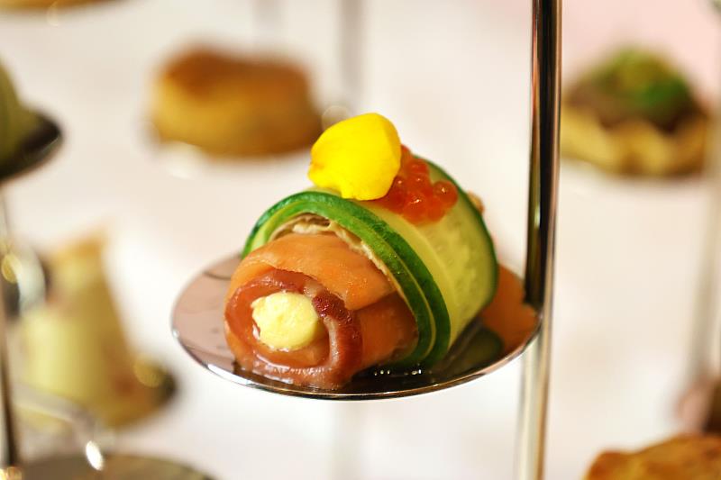 「莓果陶燻鴨胸卷」是以唐寧鉑金系列的胭脂莓果茶入菜，莓果酸甜平衡鴨肉油脂，展現豐富而不膩口的風味結構。(圖/六福旅遊集團提供)