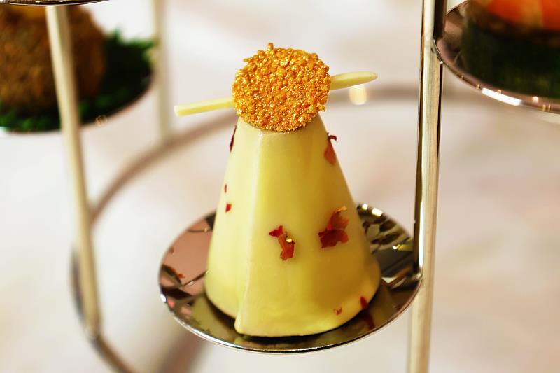 圖五「仕女伯爵巧克力」以優雅女性形象為主題，用濃郁巧克力結合唐寧的仕女伯爵茶香，茶葉細碎融入巧克力甘納許中。入口先是可可醇厚，隨後佛手柑香氣緩緩綻放，尾韻細緻優雅，如仕女般沉靜高貴。(圖/六福旅遊集團提供)