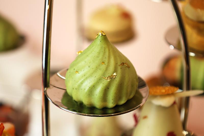 圖四「薑芒綠茶圓舞曲」以薑芒綠茶狂想曲為主體，入口先是果甜，再浮現茶香，最後由薑的暖意收尾，風味層層遞進，如圓舞曲般優雅旋轉。(圖/六福旅遊集團提供)