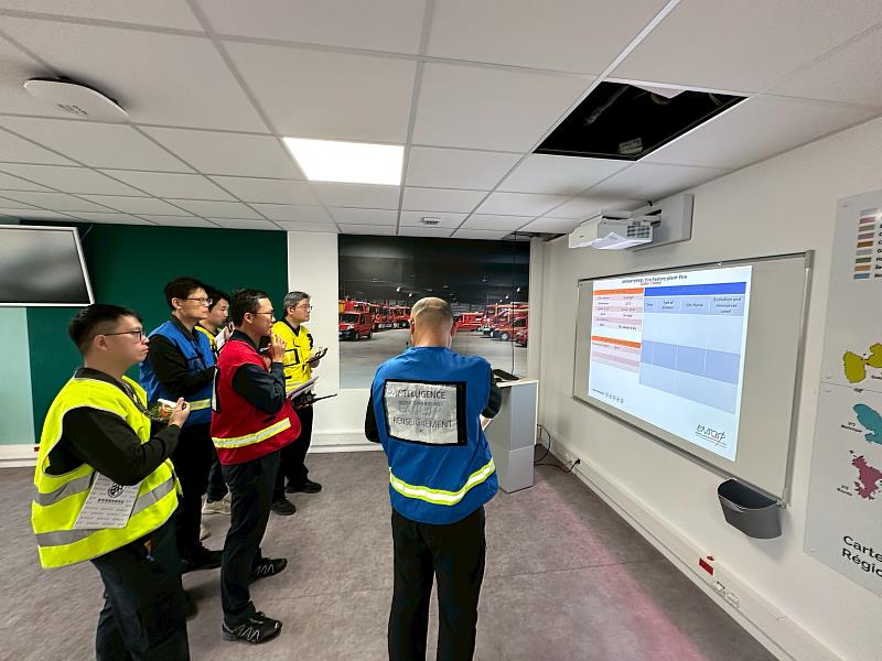 新北市政府消防局7名幹部赴法國消防官高等學院（ENSOSP）參與消防大隊層級指揮作業操作演練前進行情境簡報分工