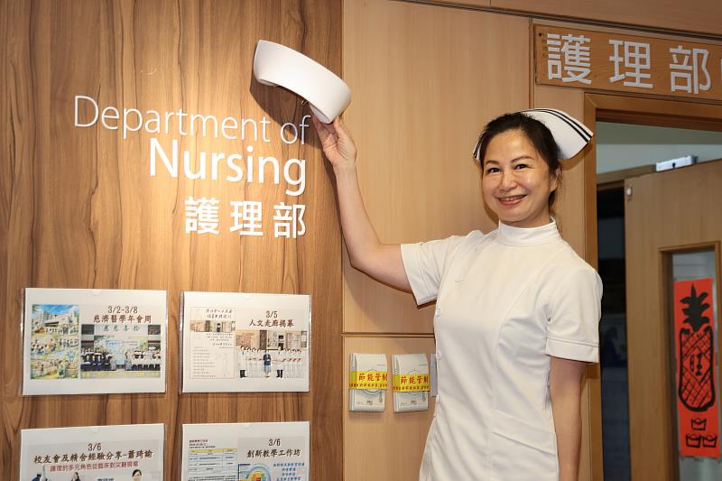 護理部主任鍾惠君從慈濟醫療法人執行長林俊龍手中接下護士帽，並將其掛上「志為護理」主題牆，象徵護理精神的傳承。