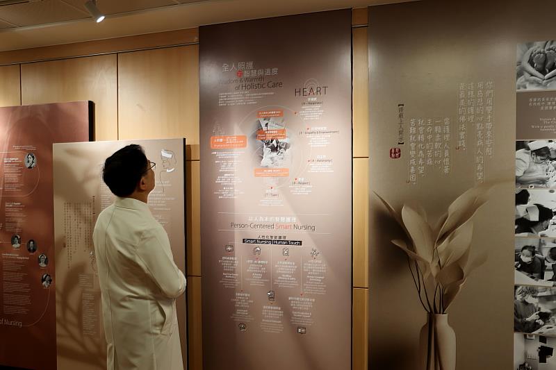 花蓮慈院護理團隊期盼透過這條人文走廊成為一種「無聲的說法」,在日常中感受到護理人員肩負的使命與價值。