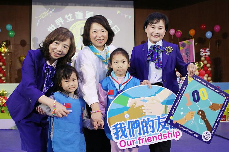 0_黃敏惠市長戴上由女童軍親手串製的「友誼世代之珠」,象徵彼此情誼與祝福
