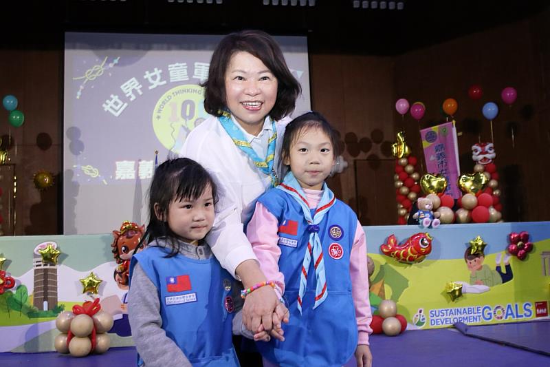 0_黃敏惠市長戴上由女童軍親手串製的「友誼世代之珠」,象徵彼此情誼與祝福 (2)