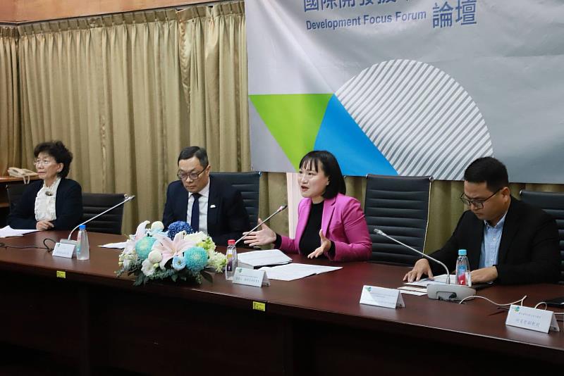 國合會副秘書長，同時也是季刊總編輯謝佩芬擔任主持人