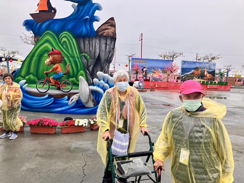 日照中心長輩走出戶外賞2026台灣燈會 風雨不減看燈熱情