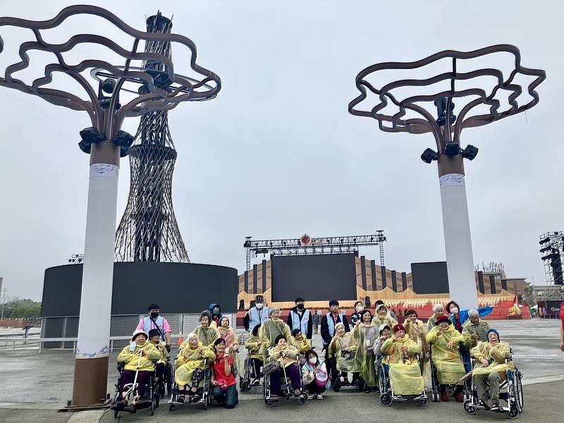 日照中心長輩走出戶外賞2026台灣燈會 風雨不減看燈熱情