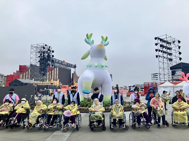 日照中心長輩走出戶外賞2026台灣燈會 風雨不減看燈熱情