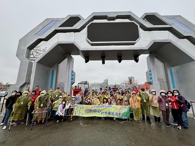 日照中心長輩走出戶外賞2026台灣燈會 風雨不減看燈熱情