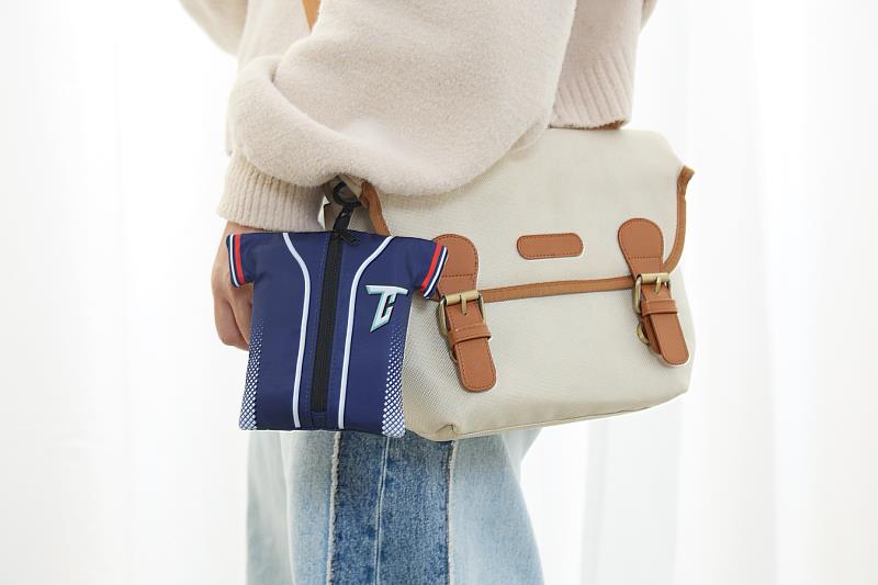 Team Taiwan大遊行3月7日登場，乖乖推出「可愛球衣造型收納袋」應援好禮。